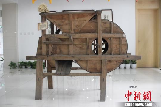 风车:用来去除水稻等农作物子实中杂质、瘪粒、秸杆屑等的木质传统农具。 钟欣 摄 风车:用来去除水稻等农作物子实中杂质、瘪粒、秸杆屑等的木质传统农具。 钟欣 摄
