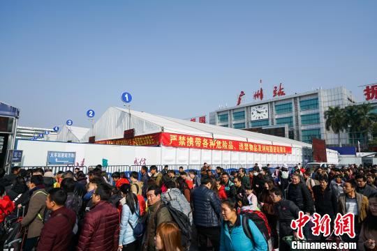 广州火车站人潮涌动 廖树培 摄 广州火车站人潮涌动 廖树培 摄