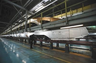 昨晚,北京南动车所,参与春运的“复兴号”动车正在接受检修。图片来源:新京报 昨晚,北京南动车所,参与春运的“复兴号”动车正在接受检修。图片来源:新京报