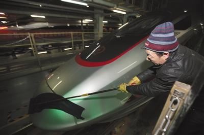 昨晚,北京南动车所工作人员清洁“复兴号”车身,春运期间每天有数十组“复兴号”在此检修。图片来源:新京报 昨晚,北京南动车所工作人员清洁“复兴号”车身,春运期间每天有数十组“复兴号”在此检修。图片来源:新京报