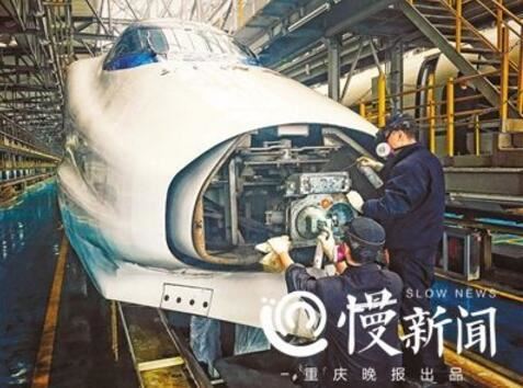 地勤司机检查清洗自动车钩缓冲装置 地勤司机检查清洗自动车钩缓冲装置