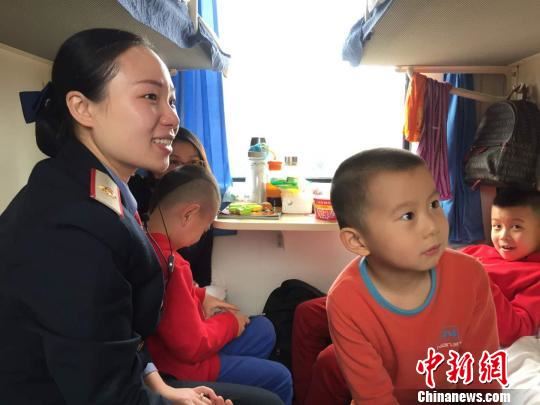 《三分钟》火了,原型正在列车上值乘