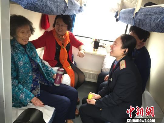 刘钟照顾儿童、老人 方月妮 摄 刘钟照顾儿童、老人 方月妮 摄