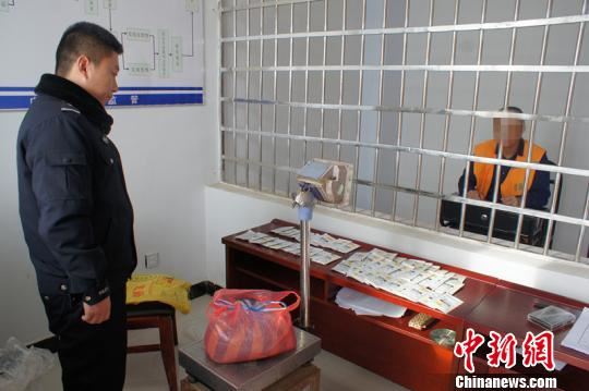 图为警方审讯犯罪嫌疑人。 警方供图 图为警方审讯犯罪嫌疑人。 警方供图