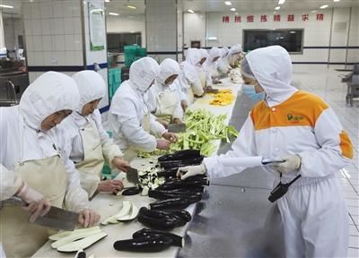 2月6日,北京京铁列车服务有限公司配餐基地,蔬菜加工区工作人员正在切菜。本版摄影/新京报记者 王贵彬 2月6日,北京京铁列车服务有限公司配餐基地,蔬菜加工区工作人员正在切菜。本版摄影/新京报记者 王贵彬