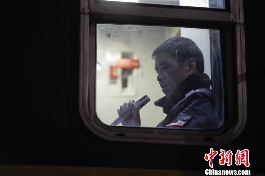 郁平在列车广播室内检查线路。 张亨伟 摄 郁平在列车广播室内检查线路。 张亨伟 摄