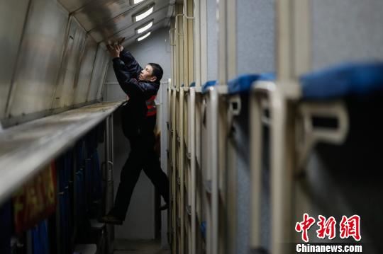 59岁的老郁依旧身轻如燕,登高,攀爬不在话下。 张亨伟 摄 59岁的老郁依旧身轻如燕,登高,攀爬不在话下。 张亨伟 摄