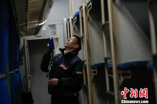 一列临客共18节车厢,一节车厢有5个喇叭,总共90个,老郁不会放过任何一个。 张亨伟 摄 一列临客共18节车厢,一节车厢有5个喇叭,总共90个,老郁不会放过任何一个。 张亨伟 摄