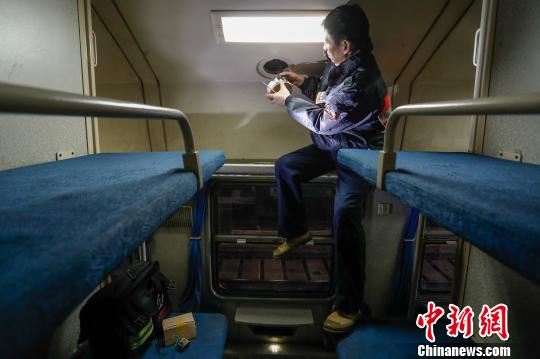 由于列车的喇叭都在车厢顶部,因此登高,攀爬成了临客广播安装工的基本功。 张亨伟 摄 由于列车的喇叭都在车厢顶部,因此登高,攀爬成了临客广播安装工的基本功。 张亨伟 摄