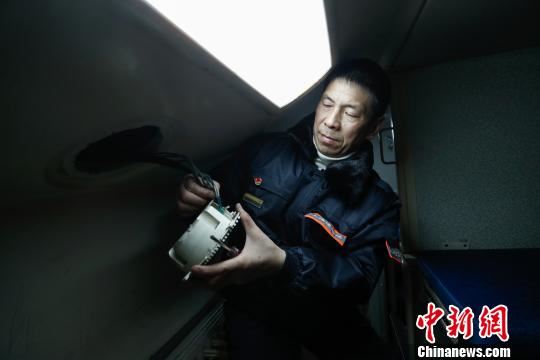 老郁安装一个喇叭只需分钟。 张亨伟 摄 老郁安装一个喇叭只需分钟。 张亨伟 摄