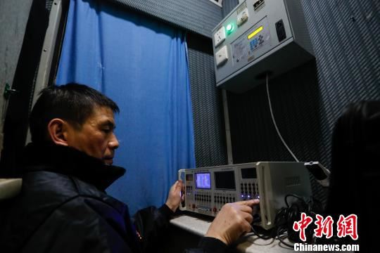 老郁表示,20年前,他的工作是最风光的,当时广播设备用的还是卡带,他都会去采购那时最红火的歌曲来播放,令人羡慕。现在都换成了MP3,没啥好稀奇的。 张亨伟 摄 老郁表示,20年前,他的工作是最风光的,当时广播设备用的还是卡带,他都会去采购那时最红火的歌曲来播放,令人羡慕。现在都换成了MP3,没啥好稀奇的。 张亨伟 摄