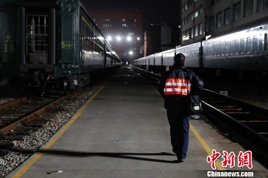 做完一列临客,他又走向了下一列。 张亨伟 摄 做完一列临客,他又走向了下一列。 张亨伟 摄