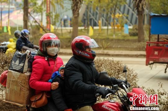 86岁留守老人最期盼的新年礼物:儿孙“铁骑”返乡来