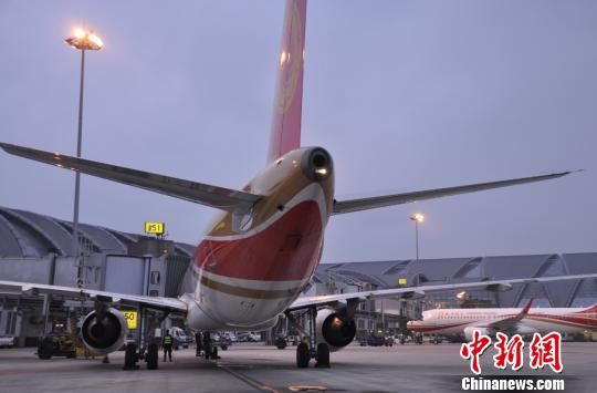 图为等待起航的班机。 吕俊明 摄 图为等待起航的班机。 吕俊明 摄