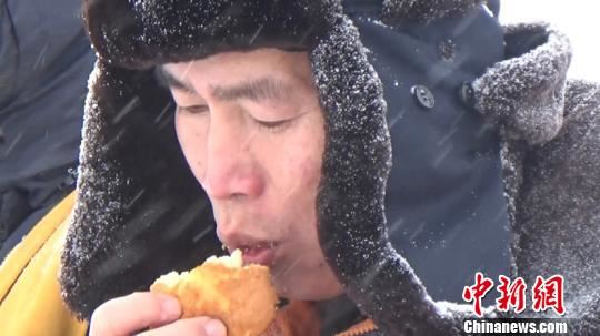 图为养护工人吃早饭。 狄鹏坤 摄 图为养护工人吃早饭。 狄鹏坤 摄