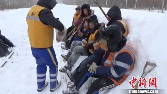 图为养护工人准备吃早饭。 狄鹏坤 摄 图为养护工人准备吃早饭。 狄鹏坤 摄