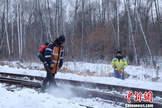图为养护工人在工作中。 狄鹏坤 摄 图为养护工人在工作中。 狄鹏坤 摄