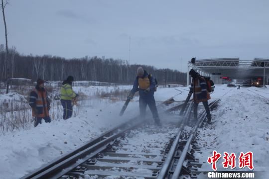 图为养护工人在工作中。 狄鹏坤 摄 图为养护工人在工作中。 狄鹏坤 摄