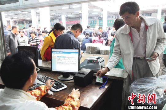 茶农在中国茶都茶叶交易市场凭卡交易。 安宣 摄 茶农在中国茶都茶叶交易市场凭卡交易。 安宣 摄