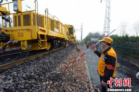作业人员在地面协同配渣整形车施工。 祁映衬 摄 作业人员在地面协同配渣整形车施工。 祁映衬 摄