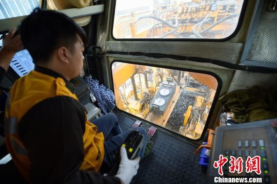 作业人员操纵捣固车作业。 祁映衬 摄 作业人员操纵捣固车作业。 祁映衬 摄