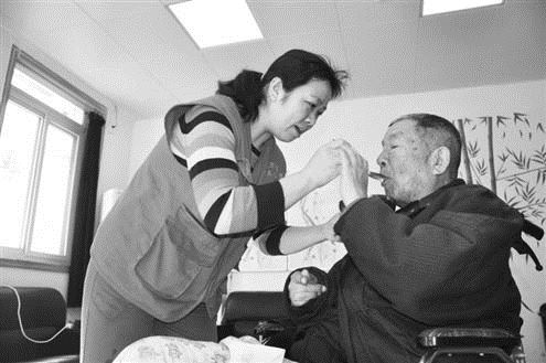 单亲妈妈卖房办养老院:跟老人在一起,再难也幸福