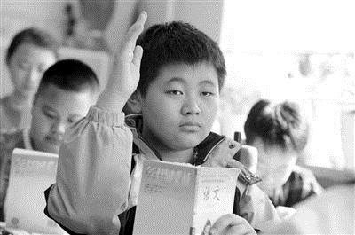 12岁丧母男孩照顾癌症爸爸:不想给人添麻烦