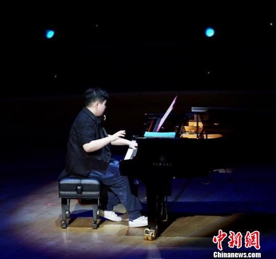 刘明康倾情演奏。 芊烨 摄 刘明康倾情演奏。 芊烨 摄