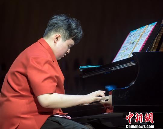 音乐,打开了刘明康内心的大门。 芊烨 摄 音乐,打开了刘明康内心的大门。 芊烨 摄