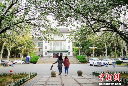 洁白清新的丁香花与静谧的校园图书馆相得益彰。摄于山东师范大学千佛山校区。 邱吉尔 摄 洁白清新的丁香花与静谧的校园图书馆相得益彰。摄于山东师范大学千佛山校区。 邱吉尔 摄