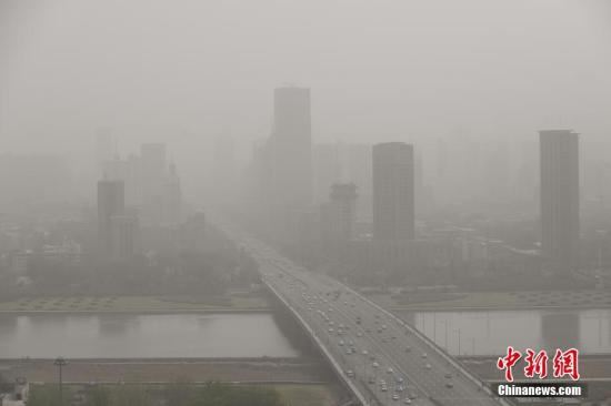 资料图:4月10日,山西太原被沙尘笼罩。武俊杰 摄 点击进入下一页