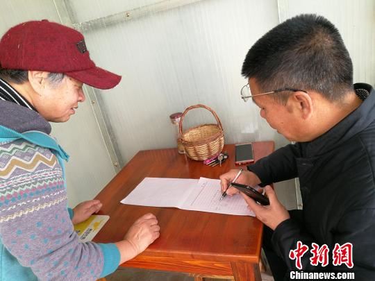 袁有智正在跟菜农交流。 郭跃飞 摄 袁有智正在跟菜农交流。 郭跃飞 摄