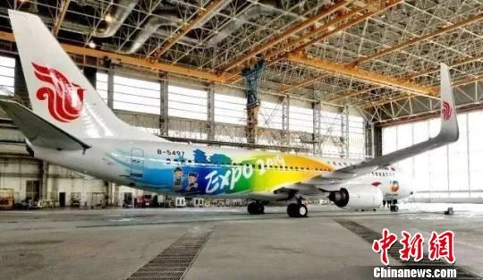 23日,名为“多彩世园号”的彩绘主题航班从北京飞往重庆。这架彩绘飞机为B737-800机型,机头两侧喷涂有2019北京世园会会徽,机身两侧提取世园会会徽色彩元素,一幅万里长城的剪影在机身展现,寓意着“长城脚下的世园会”。机尾处还有北京世园会的吉祥物小萌芽和小萌花。北京世园局供图