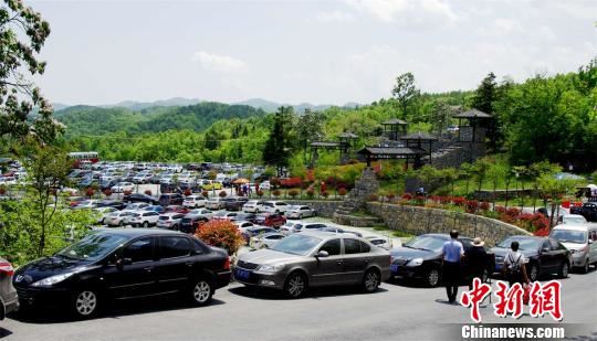 一些知名景区停车场持续爆满,出现一位难求景象 钟欣 摄 一些知名景区停车场持续爆满,出现一位难求景象 钟欣 摄