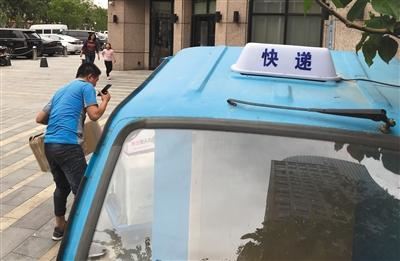 5月5日,北京亦庄,一辆快递三轮车上安装了写有“快递”字样的专用灯。新京报记者 吴江 摄 5月5日,北京亦庄,一辆快递三轮车上安装了写有“快递”字样的专用灯。新京报记者 吴江 摄