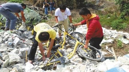 挖掘出的单车已严重受损。 点击进入下一页