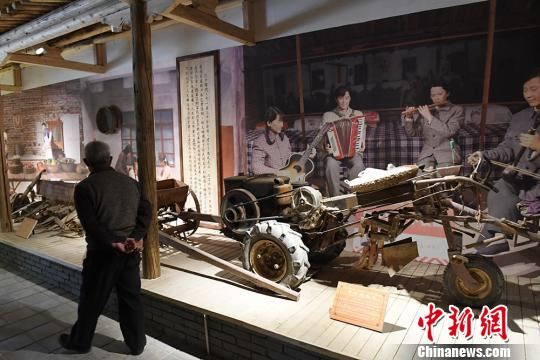 展览馆展出的手扶拖拉机。 杨艳敏 摄 展览馆展出的手扶拖拉机。 杨艳敏 摄