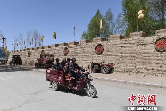 展览馆展出的农村交通运输工具。 杨艳敏 摄 展览馆展出的农村交通运输工具。 杨艳敏 摄