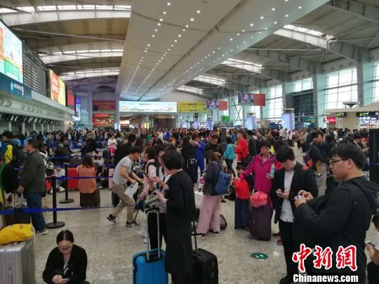 大连机场启动大面积航延黄色预警。 杨毅 摄 大连机场启动大面积航延黄色预警。 杨毅 摄