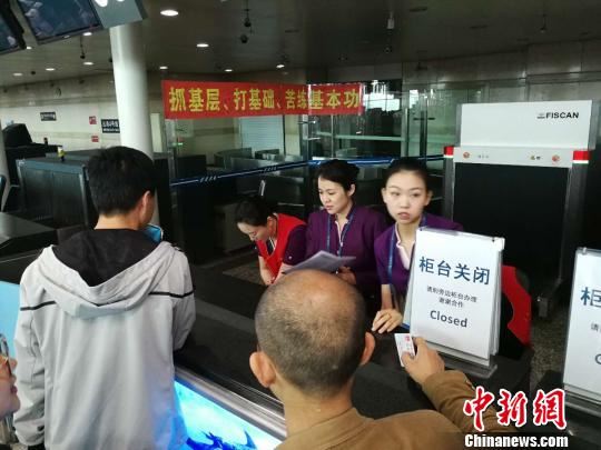 逾2万名乘客受影响。 杨毅 摄 逾2万名乘客受影响。 杨毅 摄