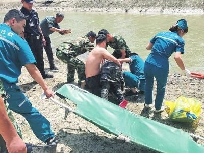 辅警曲佳乐(赤膊者)单腿救人 辅警曲佳乐(赤膊者)单腿救人