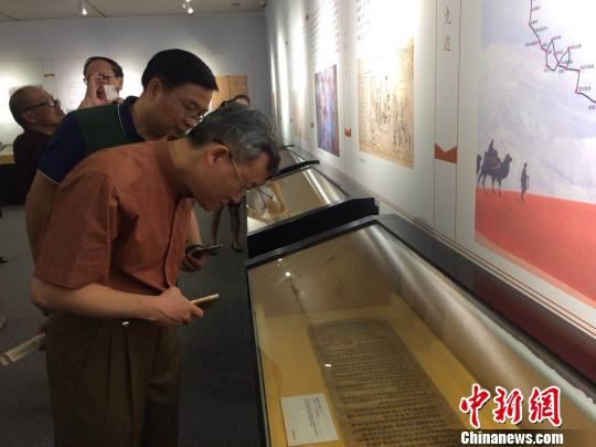 民众参观展览。 宋立超 摄 民众参观展览。 宋立超 摄