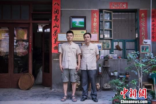 桌上的茉莉花茶逐渐变凉,可独属于茉莉花茶的香气却经久不散,一如高家三代人对茉莉花茶的热情般,历久弥新。 李南轩 摄 桌上的茉莉花茶逐渐变凉,可独属于茉莉花茶的香气却经久不散,一如高家三代人对茉莉花茶的热情般,历久弥新。 李南轩 摄