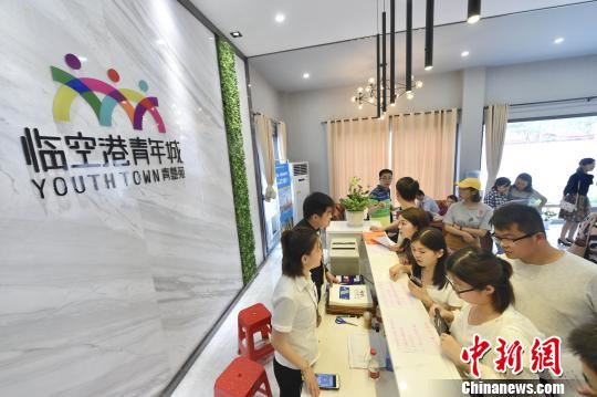 图为,留汉大学生咨询购买临空港青年城项目 倪娜 摄 图为,留汉大学生咨询购买临空港青年城项目 倪娜 摄