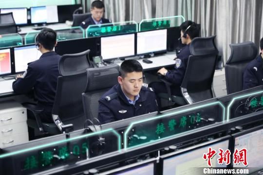 目前烟台共设@110接警席78个,最多可支撑200余人同时报警。 李德峰 摄 目前烟台共设@110接警席78个,最多可支撑200余人同时报警。 李德峰 摄