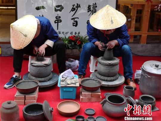 砂器师傅认真制作砂器。 王爵 摄 砂器师傅认真制作砂器。 王爵 摄