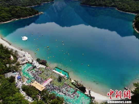 文县天池的湖水,既是流域内地表水的总汇,又是地下水在天池的露头,由于地热作用,在冬天,湖水温度仍能保持在18℃左右。 杨艳敏 摄 文县天池的湖水,既是流域内地表水的总汇,又是地下水在天池的露头,由于地热作用,在冬天,湖水温度仍能保持在18℃左右。 杨艳敏 摄