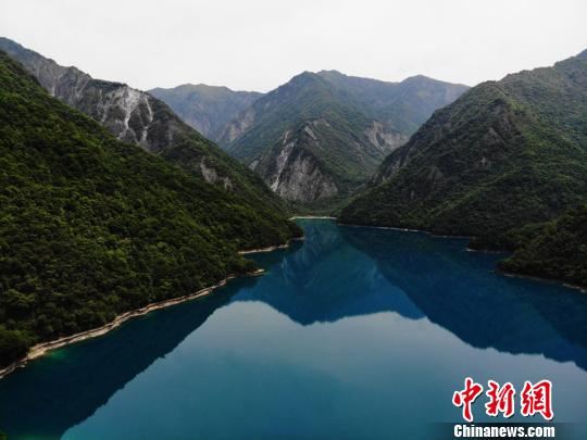 天池周围俱是连绵的重山峻岭,风光无比的秀美。这里冬无严寒,夏无酷暑,雨量充沛汽候温和。 杨艳敏 摄 天池周围俱是连绵的重山峻岭,风光无比的秀美。这里冬无严寒,夏无酷暑,雨量充沛汽候温和。 杨艳敏 摄