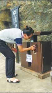 艾涛写下“内有雏鸟,请手下留情”的爱心便签贴在垃圾桶上。 点击进入下一页