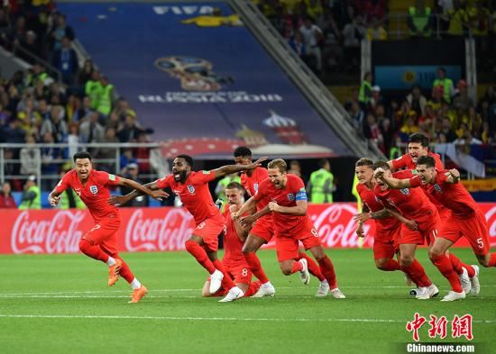 英格兰队庆祝胜利。 <a target='_blank' href='http://www.chinanews.com/'></p>中新社记者 毛建军 摄 点击进入下一页